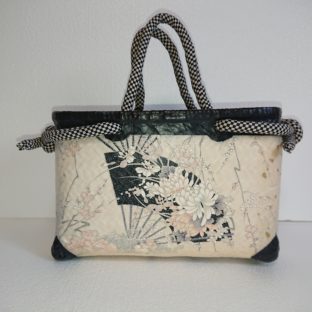 No.30　一閑張り　カゴバック　白地扇子花柄　