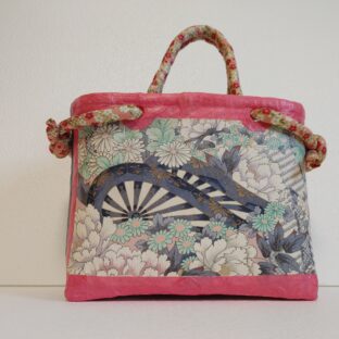 No.40　一閑張り　カゴバック　薄桃色地　片輪車に四季草花　牡丹　縁ピンク