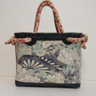 No.42(547)薄桃色地　片輪車に四季草花　牡丹　縁黒